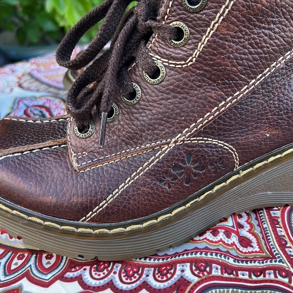 Dr. Martens Vintage Daisy Floral Embossed Brown Ankle Boots - Picture 8 of 17